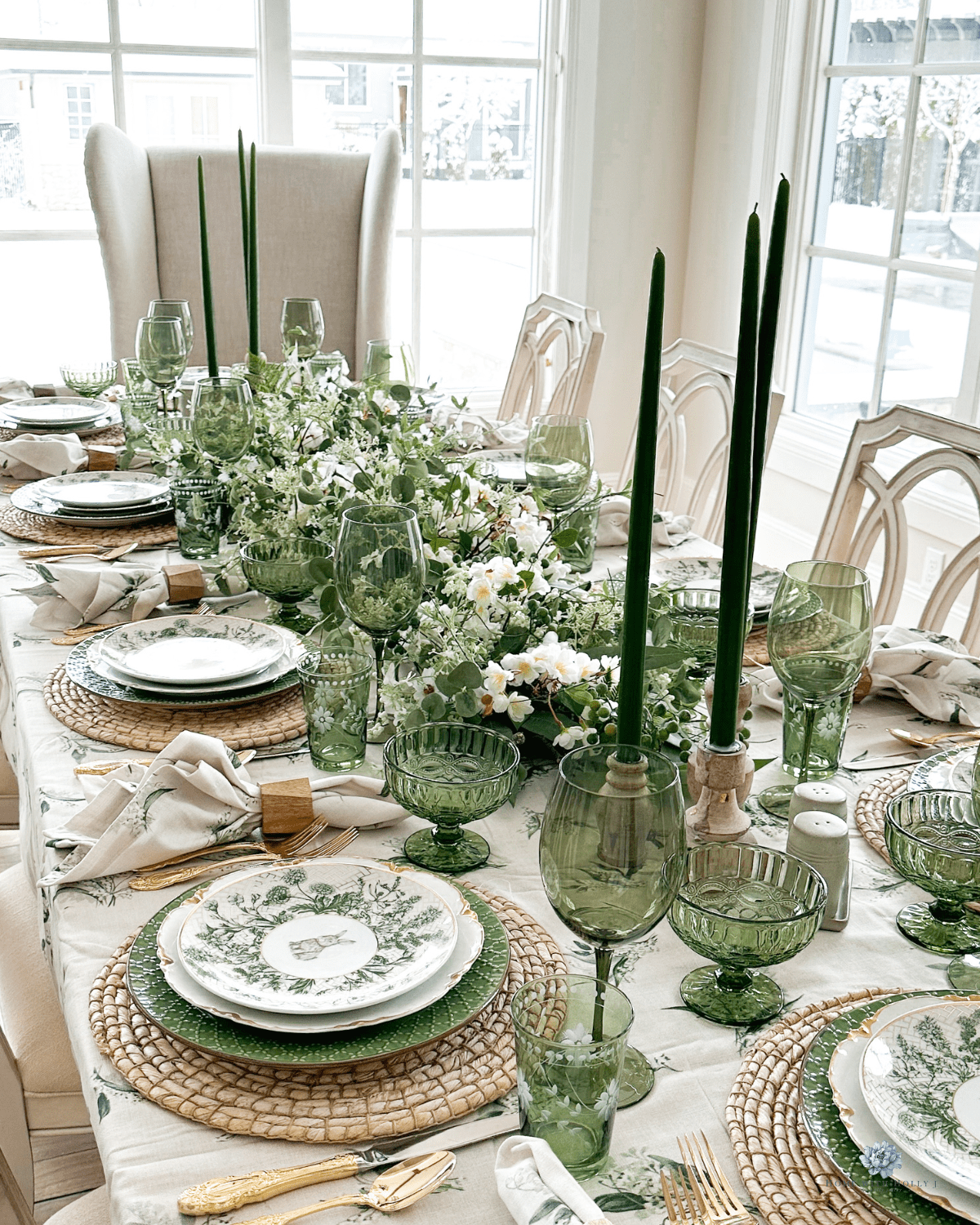 41 Christmas Dining Table Centerpiece Ideas for 2024 - Addicted To ...