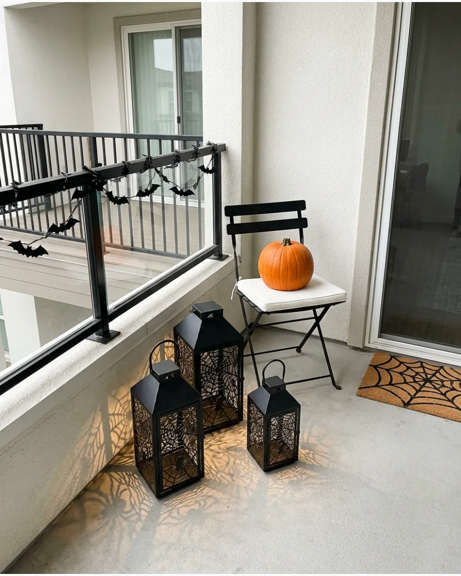 25. Spider Lantern Corner