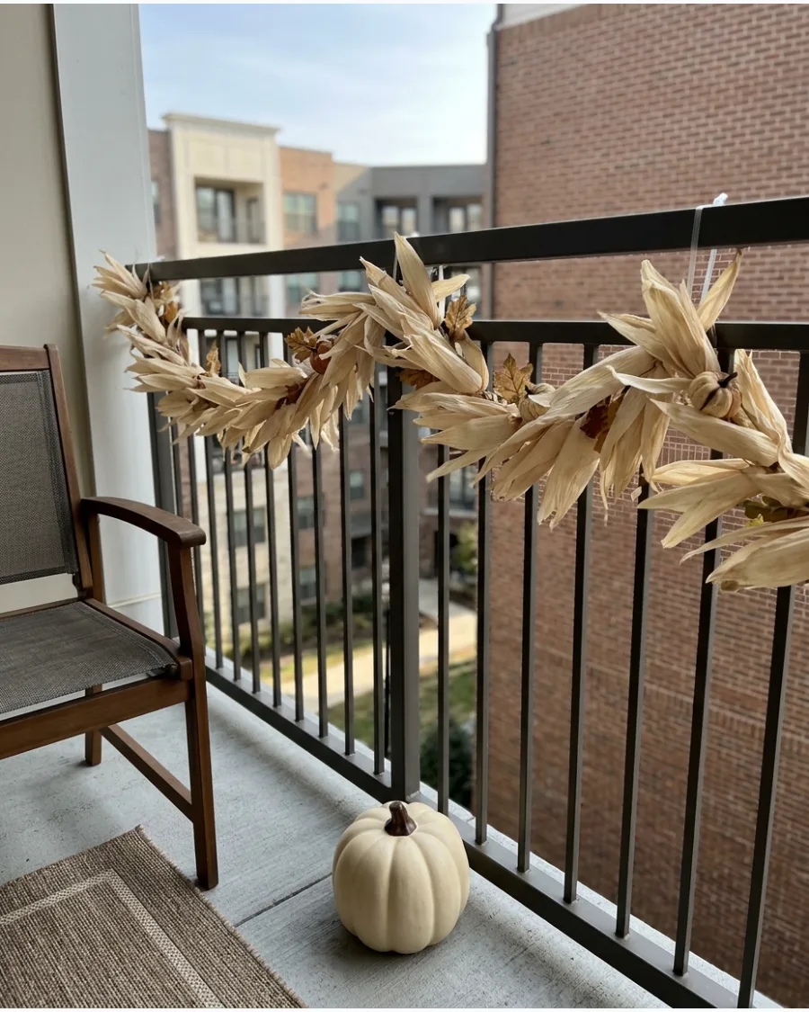 38. Corn-Husk Style Garland