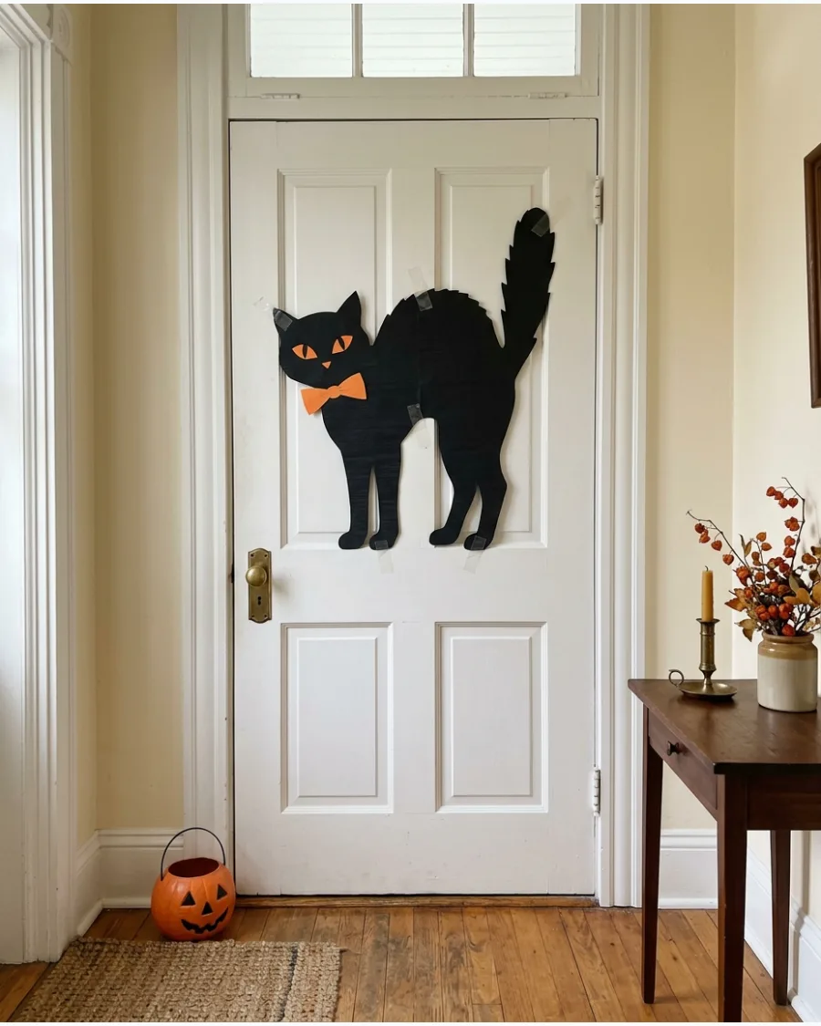 32. Vintage Black Cat Door Decoration