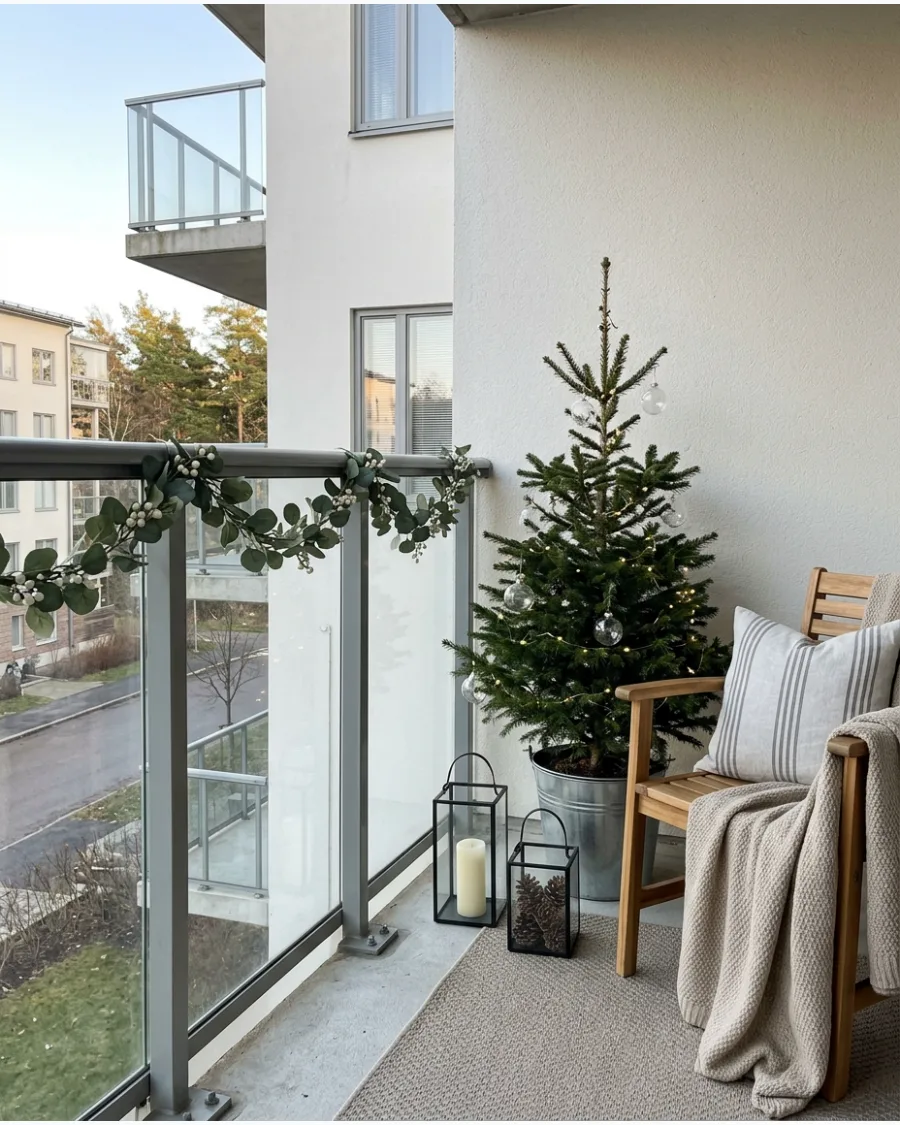 32. Scandinavian Christmas Balcony