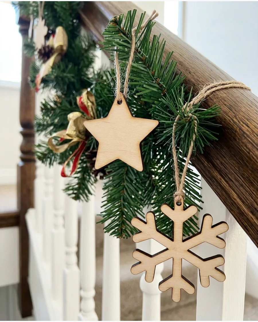 39. Wooden Ornament Christmas Bannister