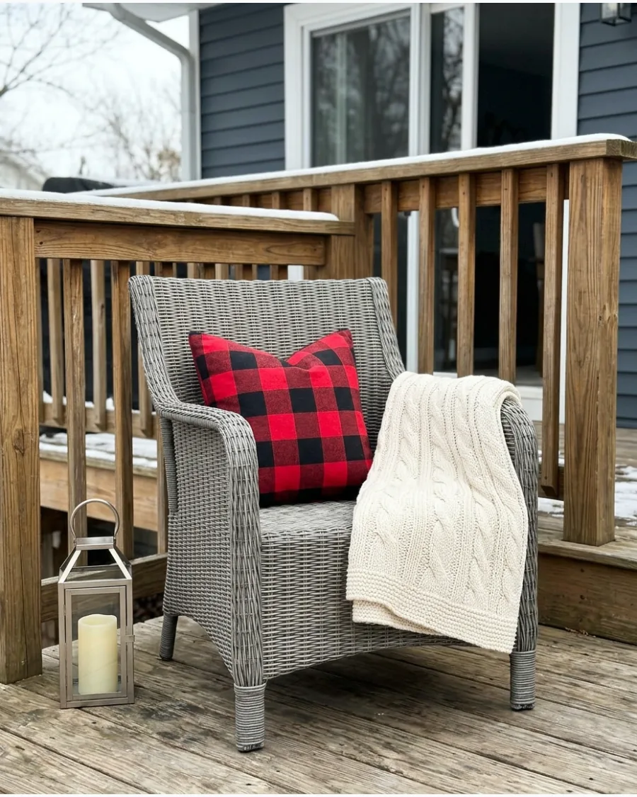 47. Cozy Plaid Christmas Deck Seating