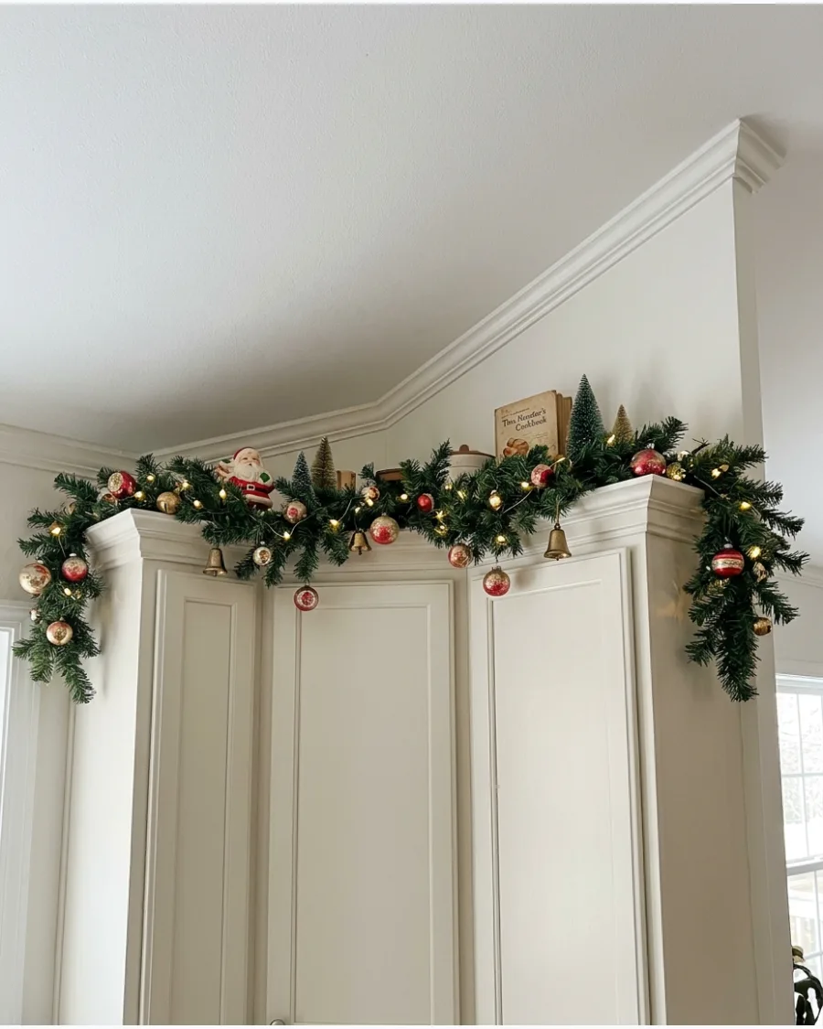 40. Vintage Christmas Kitchen Garland