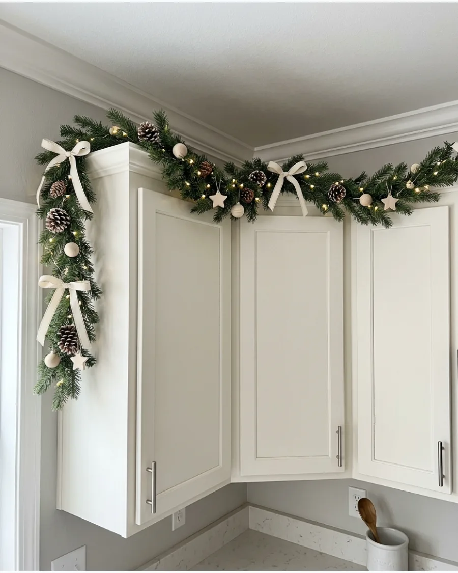 43. Neutral Christmas Kitchen Garland