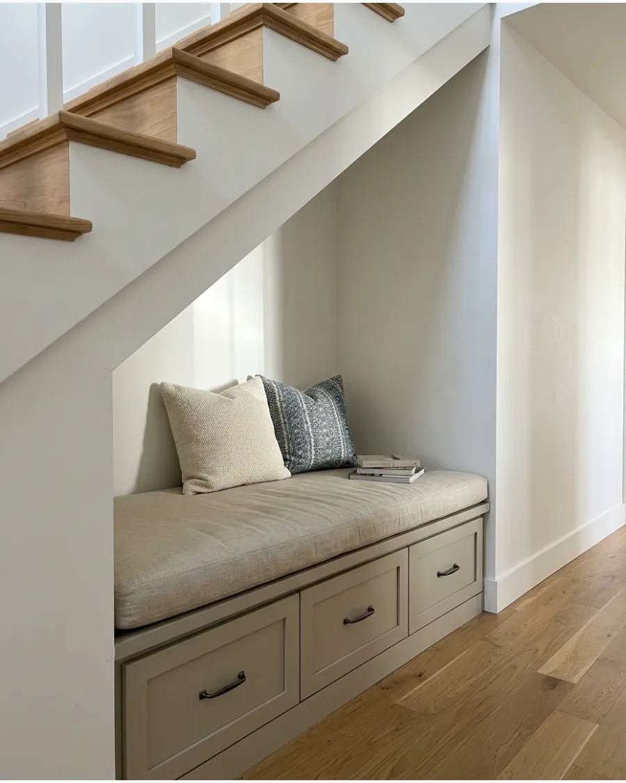 1. Built-In Reading Nook With Storage Bench