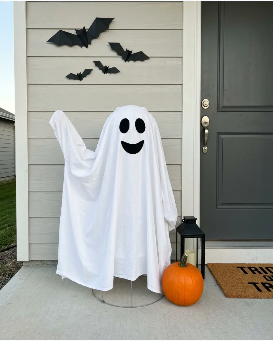 18. Waving Tomato Cage Ghost