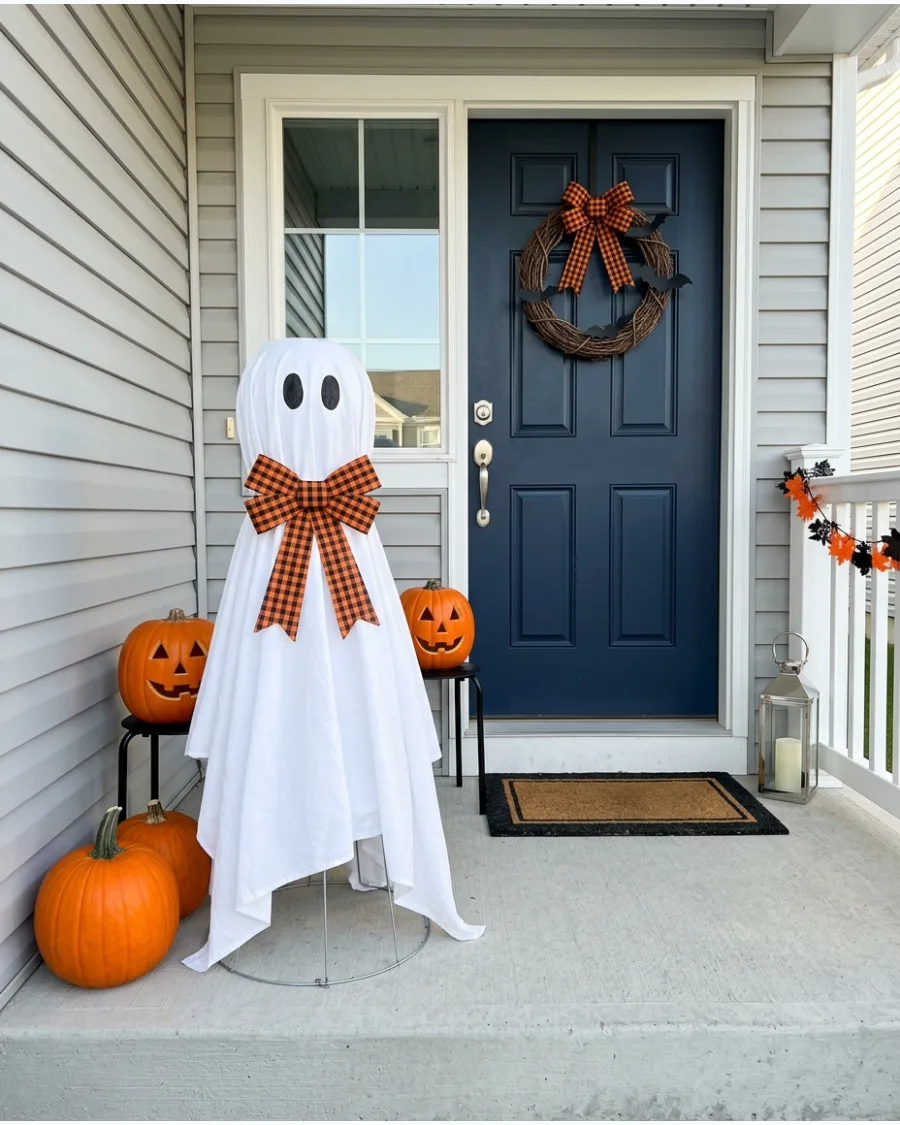 25. Bow-Wearing Ghost