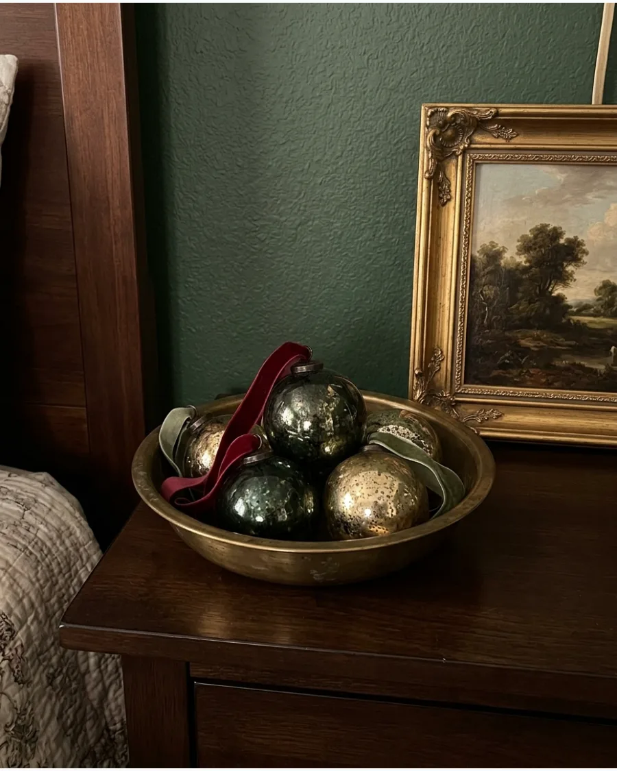 40. Old World Christmas Bedroom
