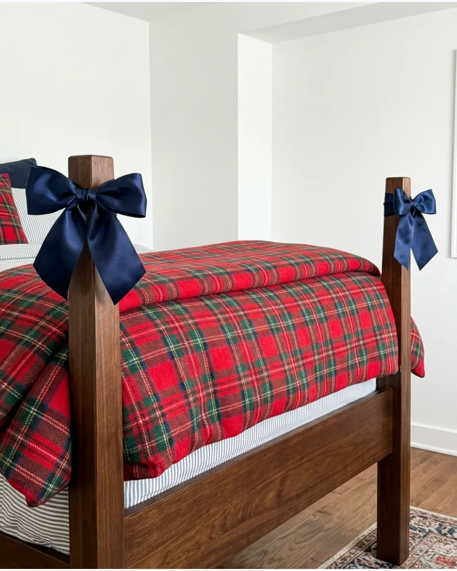 85. Preppy Christmas Bedroom