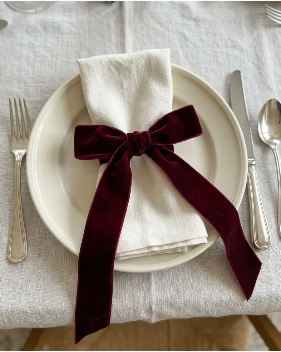 25. Oversized Bow Christmas Place Settings