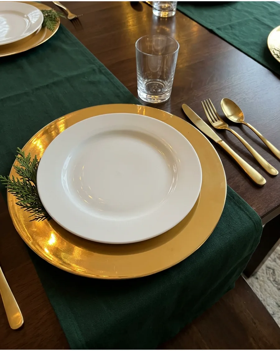 28. Gold Charger Christmas Table Setting
